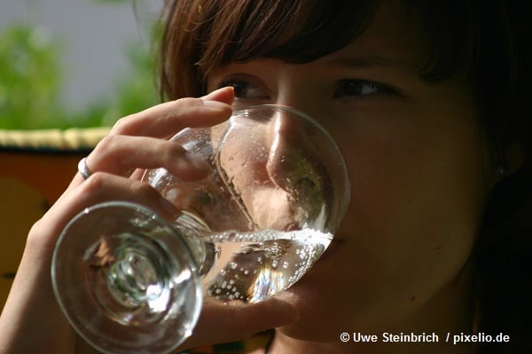 Mineralwasser in der Ernährung. © Uwe Steinbrich / pixelio.de